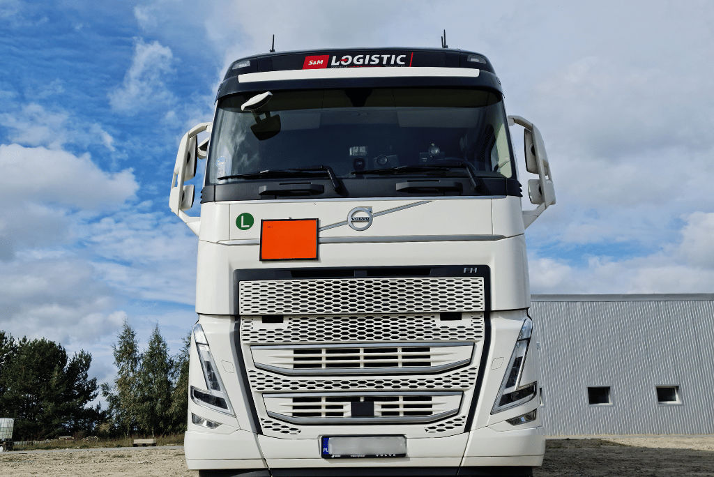 Ciężarówka S&M Logistic przystosowana do transportu ADR – transport materiałów niebezpiecznych