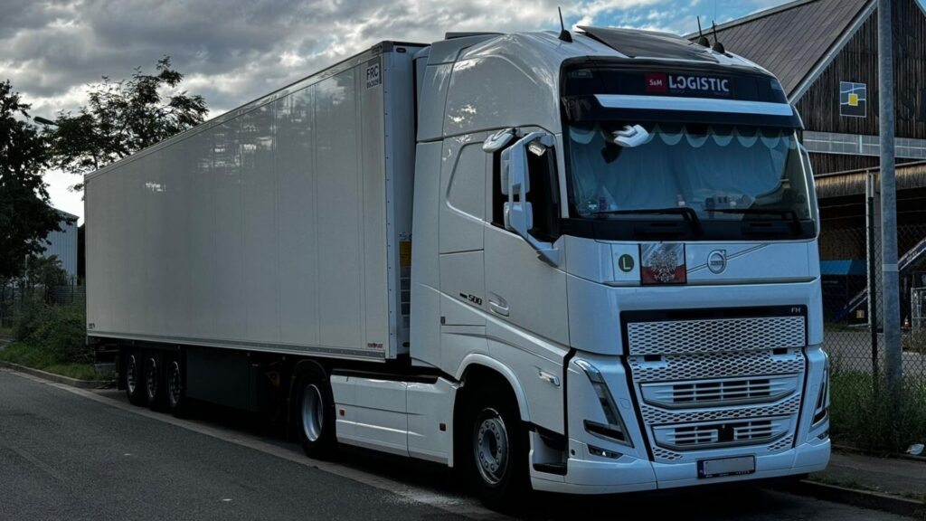 Nowoczesna ciężarówka Volvo FH z naczepą chłodnią - S&M Logistic